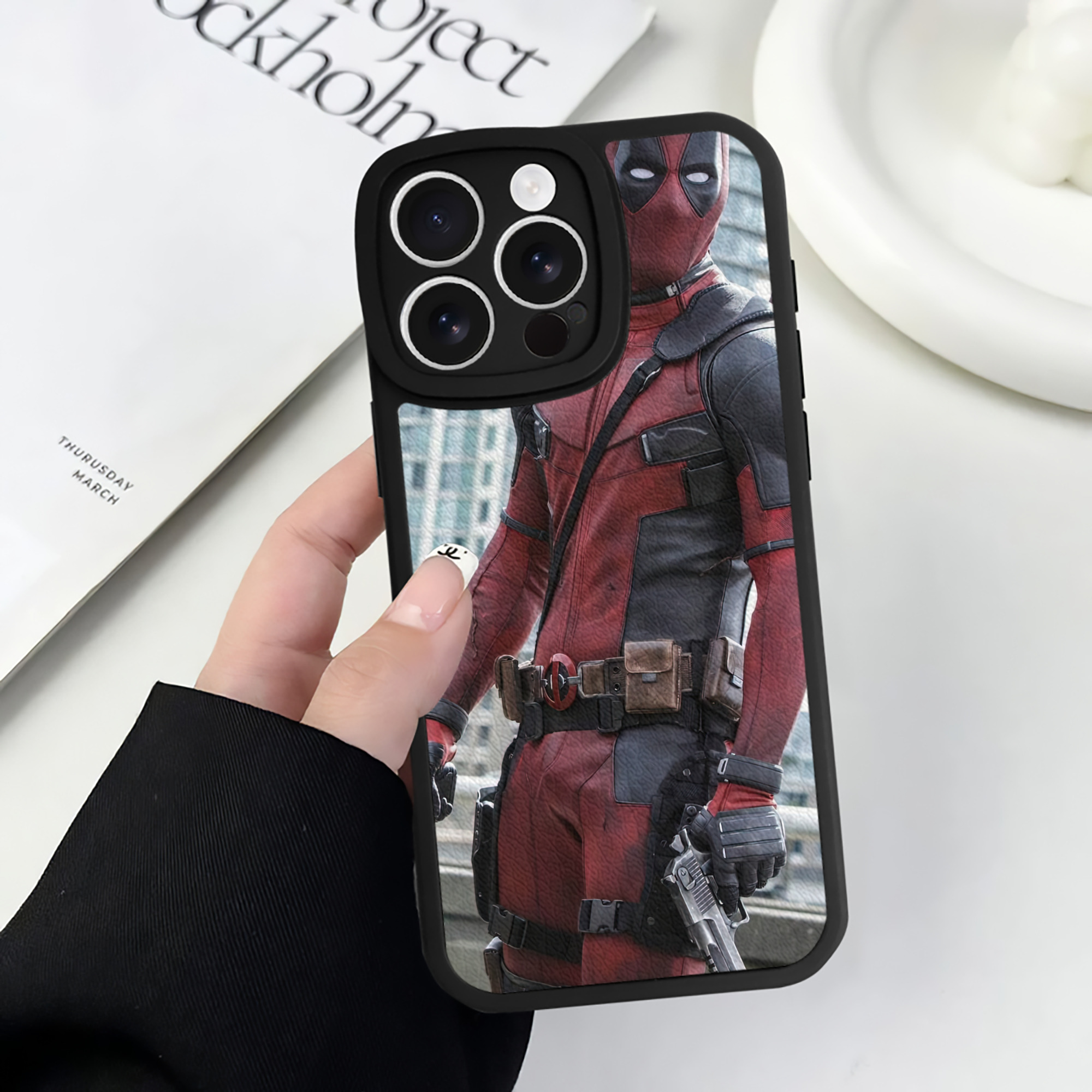 （画像用） Deadpool デッドプール 【iPhone 16シリーズ対応】シリコンスマホケース（レザー調） 材質：シリコン